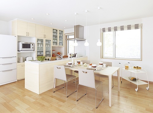 Dapur dan ruang makan bernuansa light oak