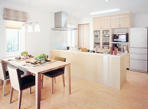 Open kitchen dan dining area Rumah Menshin